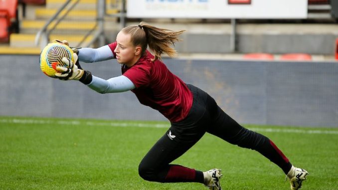 Arsenal goalkeeper Daphne van Domselaar