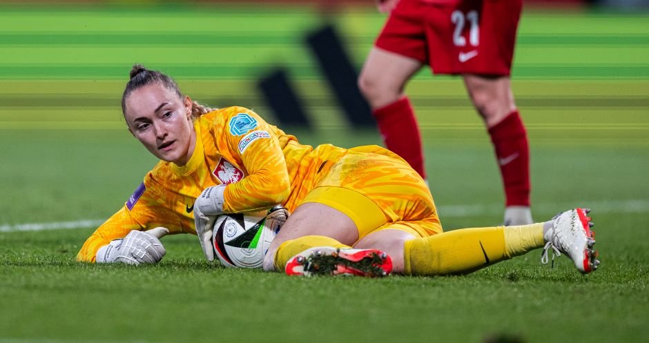 Poland goalkeeper Kinga Szemik signs for West Ham Women
