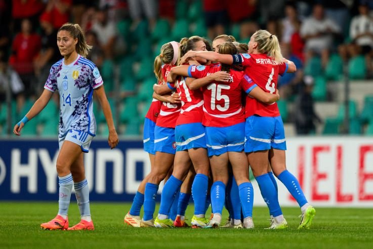 Partido de fútbol de clasificación para la Eurocopa femenina de la UEFA 2025 entre la República Checa y España en Chomutov el 12 de julio de 2024. 