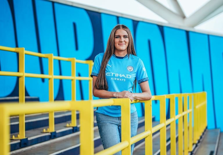 Gracie Prior signs first professional contract with Manchester City