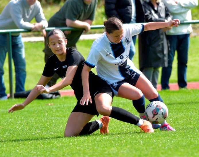 Stirling University WFC vs Falkirk FCF Ladies, Campeonato Barclays SWF en University Sports Ground en Stirling, Escocia, el 18 de agosto de 2024