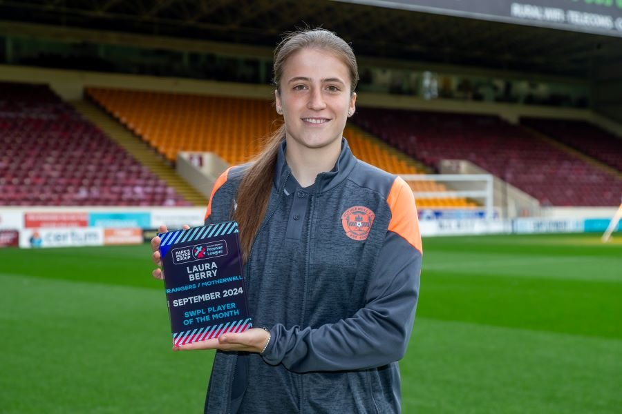 Laura Berry collected the September 2024/25 Scottish Women’s Premier League Player of the Month awards