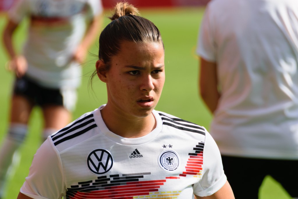 Lena Oberdorf Bayern Munich knee injury